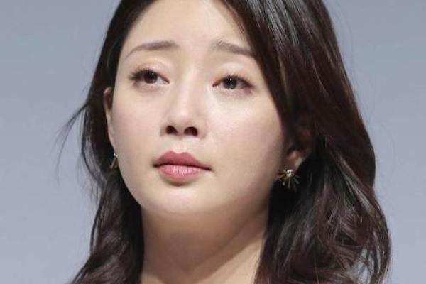 胸口处的独特印记，她的喉咙痣藏着秘密