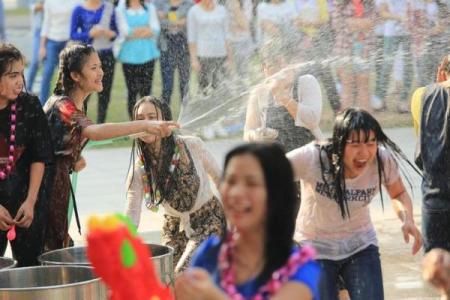泼水狂欢，傣族新年：揭秘神秘民族的传统习俗盛宴