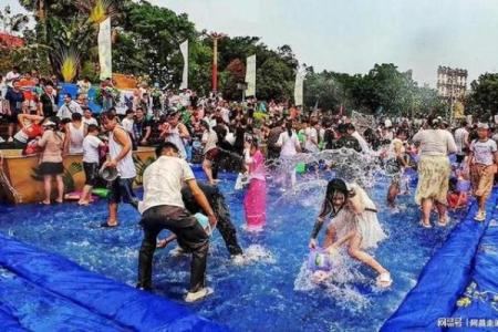 傣族泼水节：狂欢水战，感受东南亚风情盛典