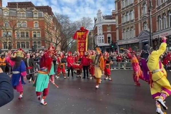 揭秘英国传统节日：风俗盛宴不容错过的文化大赏