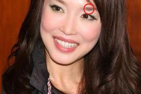 右眼眉痣美女，财运亨通的秘密