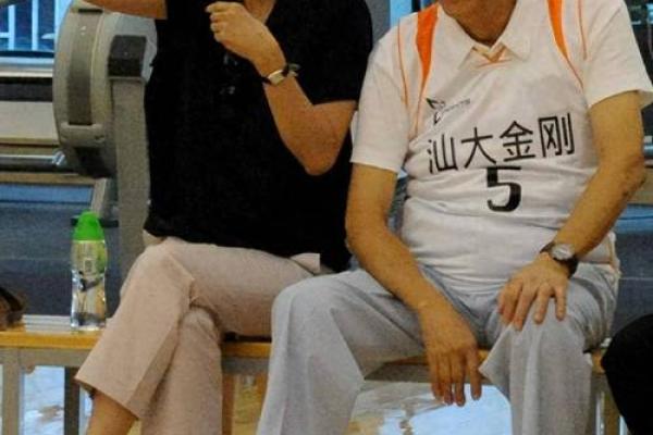 李嘉诚耳朵面相揭秘：财运亨通的秘密武器
