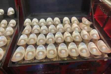 右手握金元宝，财运亨通的秘密